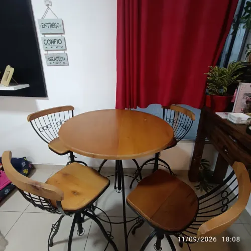 Mesa com cadeiras