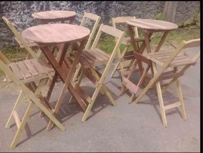 Vendo mesas com 4 cadeira e redondas com 2 