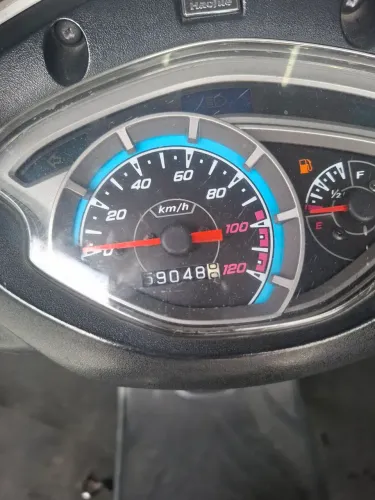 Moto está em ótimo estado, perfeita para trabalhar! Eu mando com o capacete.