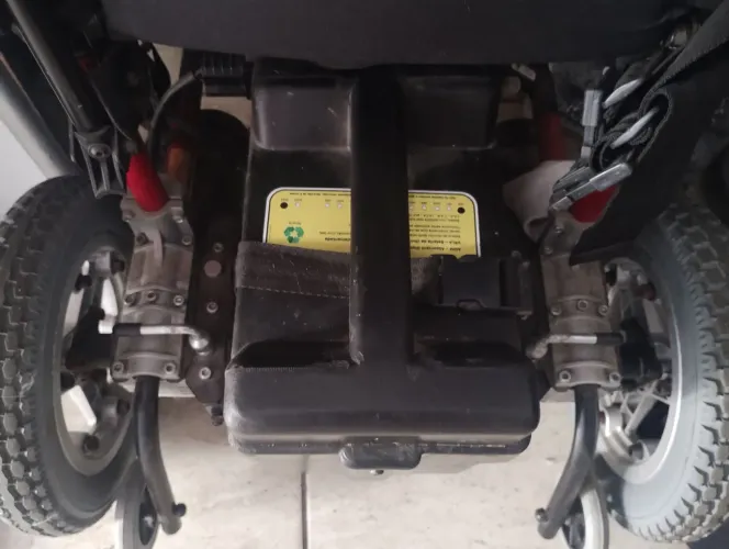 Cadeira de rodas elétrica a bateria