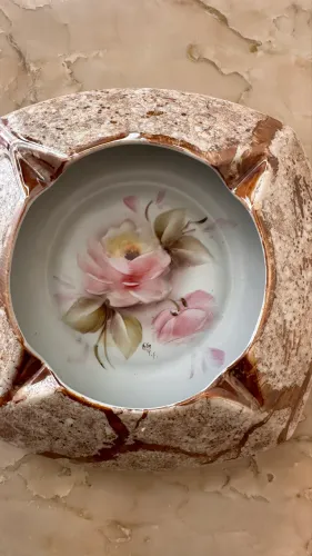 Belíssima peça de porcelana - Cinzeiro Pintura a mão 