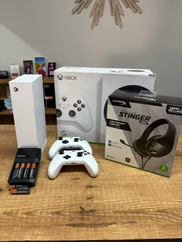 Xbox Series S 512GB + 2 Controles + Headset HyperX + Carregador de Pilhas