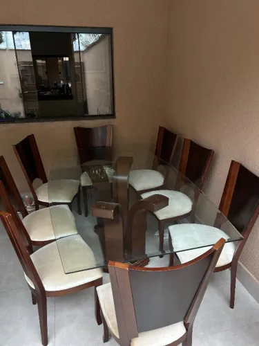 ? MESA DE JANTAR COM TAMPO DE VIDRO + 8 CADEIRAS DE MADEIRA MACIÇA, Elegância, conforto