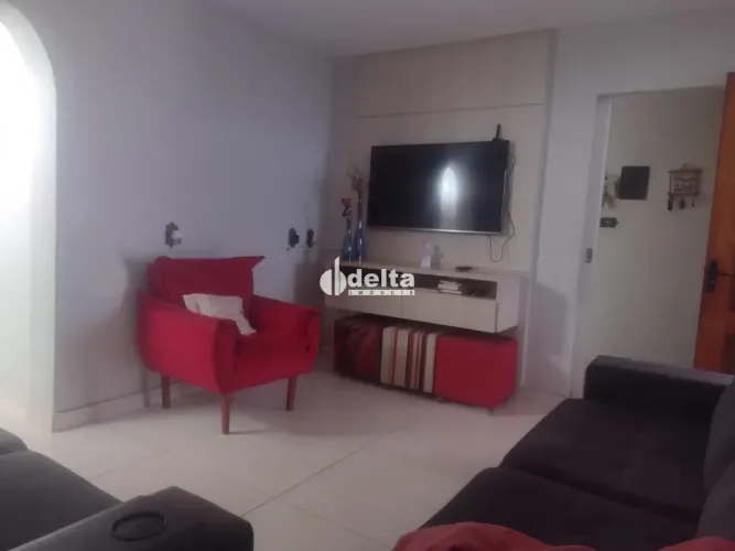 Casa residencial disponível para venda no bairro Santa Rosa em Uberlândia-MG.