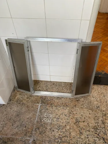 Fechamento de alumínio com porta de abrir