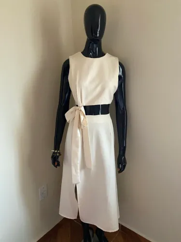 Conjunto cropped e saia midi em alfaiataria