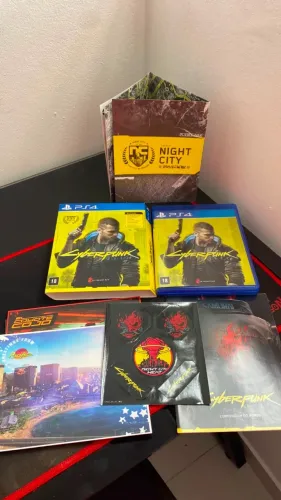 Cyberpunk 2077 + Kit Brindes | Jogo PS4 Mídia Física Seminova