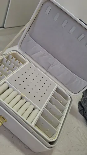 Porta joias branco com detalhe dourado