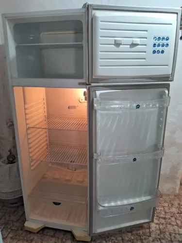 Geladeira DAKO pouco utilizada