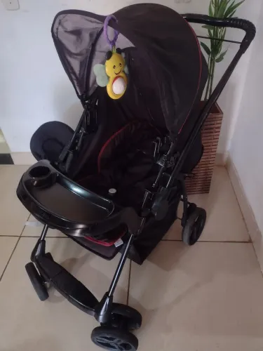 Carrinho com bebê conforto 