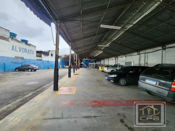 Galpões na estrada Intendente Magalhães