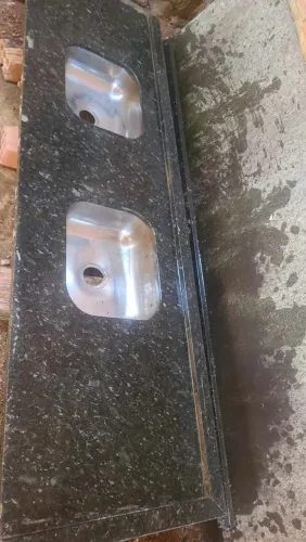 Pedra de granito com duas cubas. Ou se quiser vendo a pedra totalmente lisa.