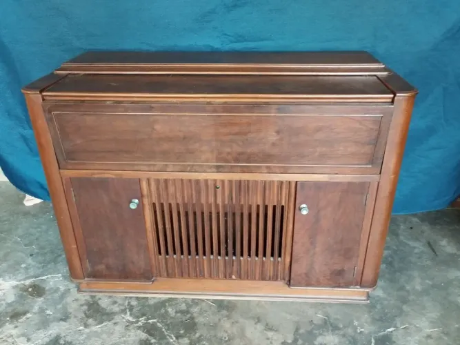 Gabinete de vitrola antigo
