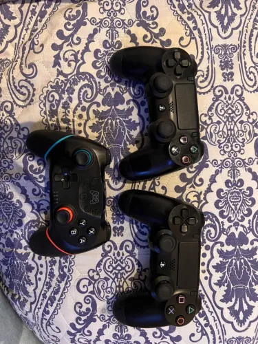 2 controle de Ps4 original e mais 1 de Nintendo