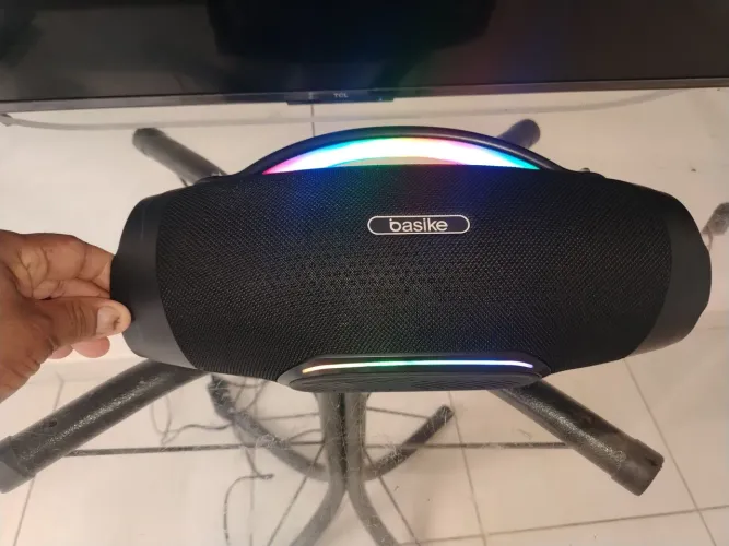 Troco caixa de som BOMBOX, por celular 4 meses de uso, com leds em cima e em baixo,