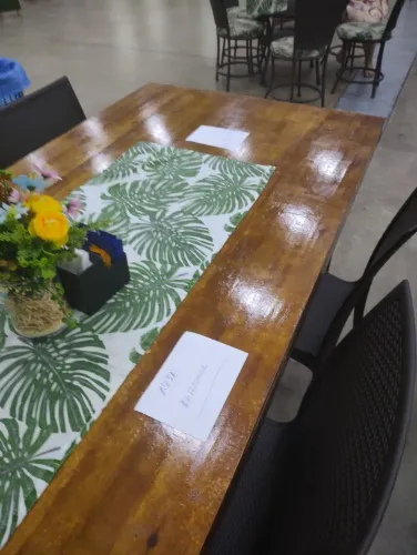 MESA EM MADEIRA ENVERNIZADA E SELADA DOBRÁVEL COM 6 CADEIRAS CONFORTÁVEIS (EM MANAUS)