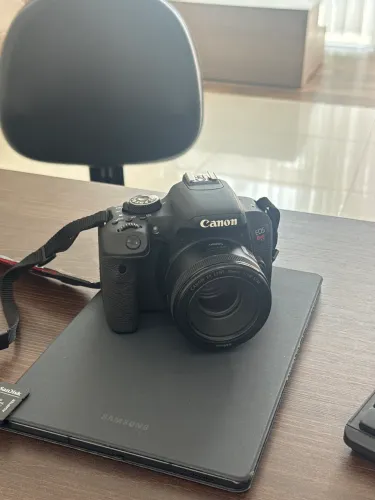 Câmera cânon t7i estado excelente. Sem detalhes. Impecável