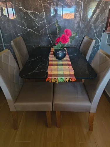 Mesa de jantar com 4 cadeiras, muito nova menos de 01 ano de uso