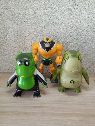 Lote de bonecos Ben 10 usados