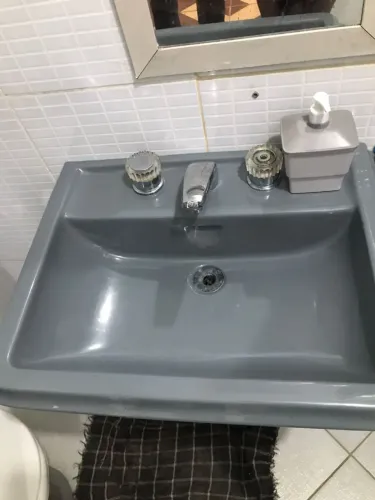 Pia de banheiro grande com base