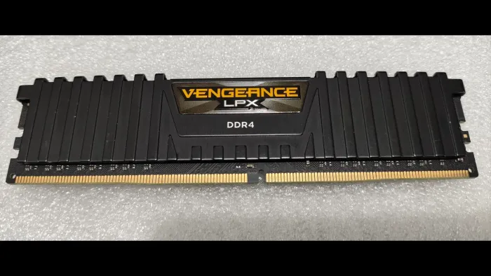 Memória DDR4 8 GB Corsair LPX CMK8GX4M1A2666C16