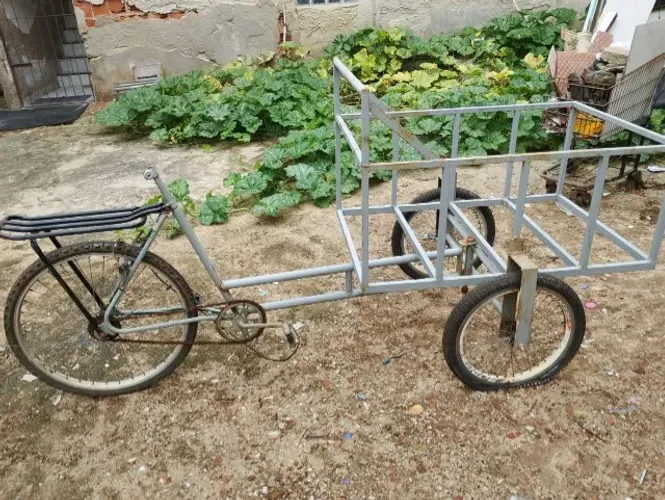 triciclo cargueiro artesanal com estrutura para food bike
