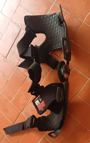 Joelheira esquerda articulada EVS pra motocross e bmx