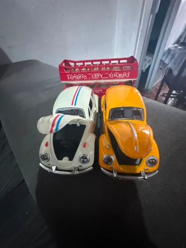 CARRINHOS COLECIONÁVEIS 2 FUSCA E UM ÔNIBUS INGLÊS