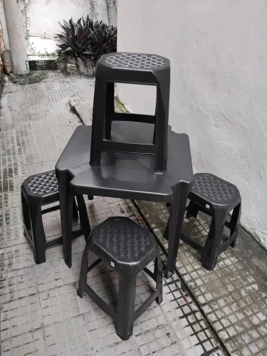 Cadeira Plástica JOGO 04 Unid BANQUETAS + 01 Mesa Resistência Alta GT45Pkast