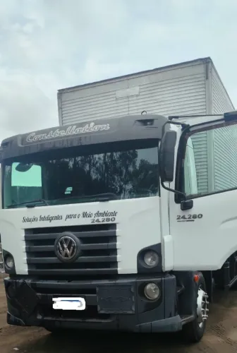 Volkswagen Constellation 24.280 6x2 com BAÚ E PLATAFORMA