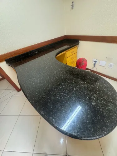 Mesa de madeira com tampão de granito