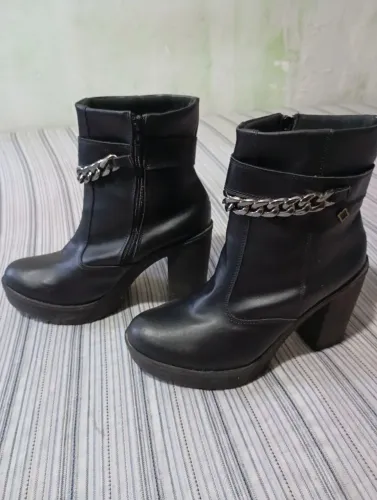 Bota feminina cano curto.