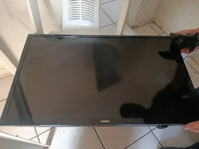 Vendo essa tv para retirada de peças 