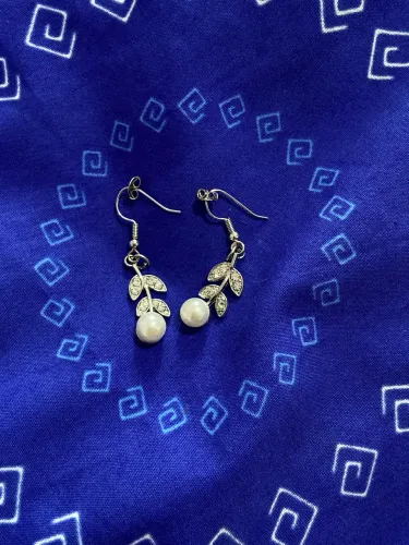 brinco feminino delicado com pérola e folhas