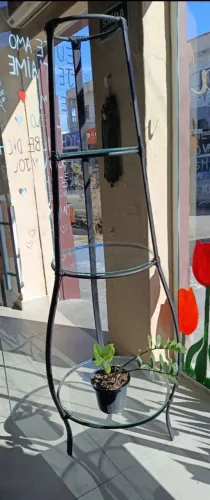 Floreira de chão em metal com 3 prateleiras de vidro temperado