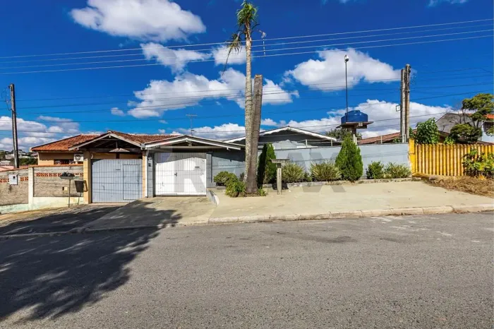 Casa à venda - com 4 quartos - área útil de 180m² - amplo quintal - no Campo Pequeno - Col