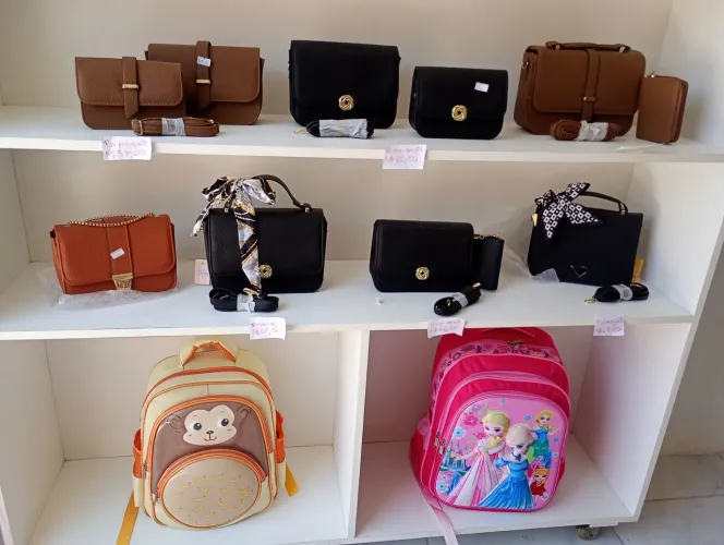 Lote bolsas e mochilas novas com etiqueta R$480 dependendo do bairro faço a entrega