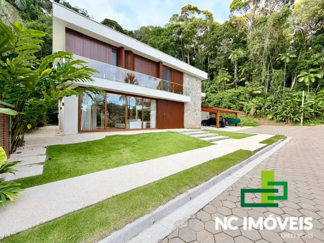 Casa de Alto Padrão à Venda no Condomínio Cocanha - Caraguatatuba