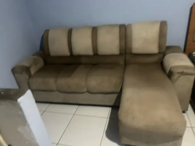 Sofá em l .. obs só está empoeirado pois estava guardado no quarto 