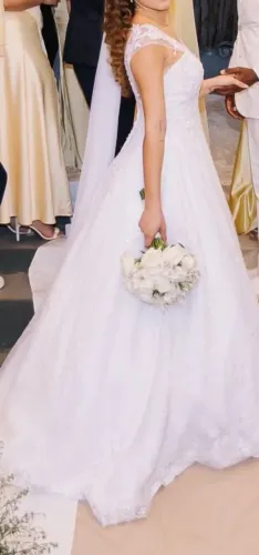Vestido de noiva lindíssimo usando apenas 1vez,acompanha véu. Tamanho 36 ao 42
