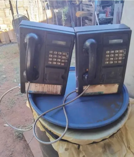 2 aparelhos telefone antigo tipo orelhão 