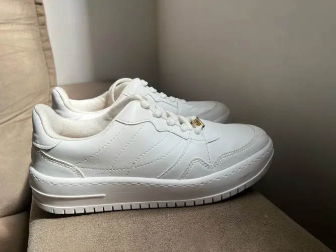 Vende-se tenis usado uma única vez