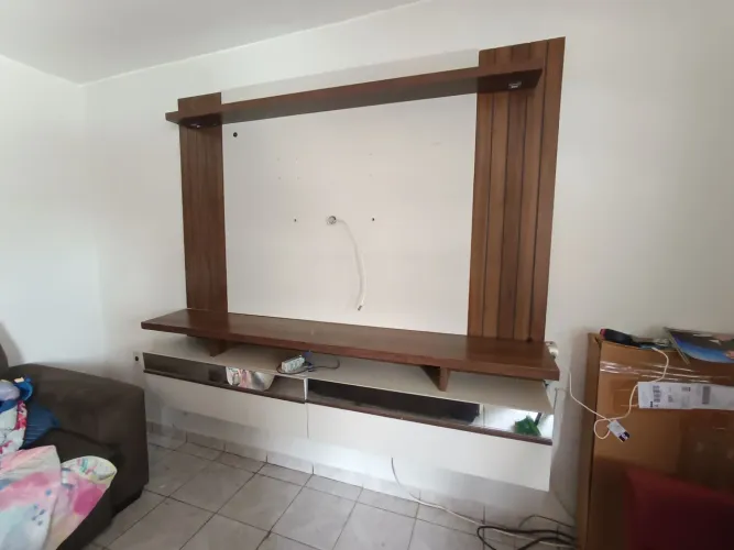 PAINEL COM RACK - MDF - RIPADO - COM LUZ DE LED - GAVETA COM ESPELHO - BEM CONSERVADO