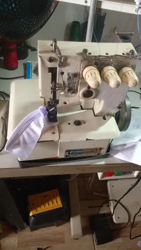 Vendo essas 2 máquinas por mil reais uma semi Galoneira e reta doméstica