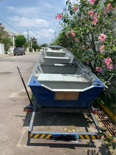 Barco com Motor e Carreta