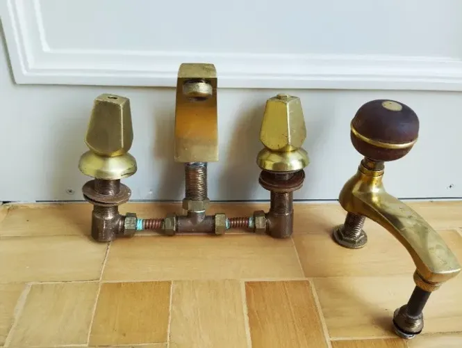 Torneiras de bancada em metal dourado