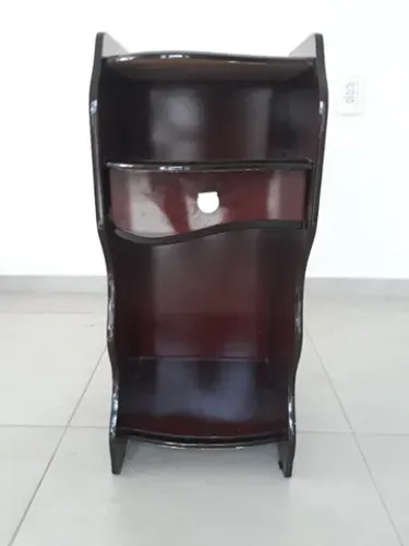 Criado mudo, tamanho 75 cm X 33 cm X 35 cm , com uma gaveta