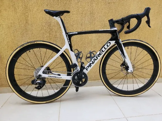 Bicicleta Pinarello Prince Axs com Rodas de Carbono