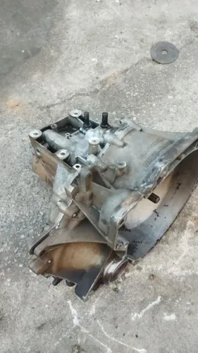 Caixa de marcha Ford Ka 1.0 3cc trambulador em cima. A base de troca 