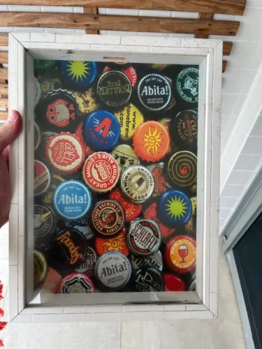 Quadro de tampinhas de cerveja